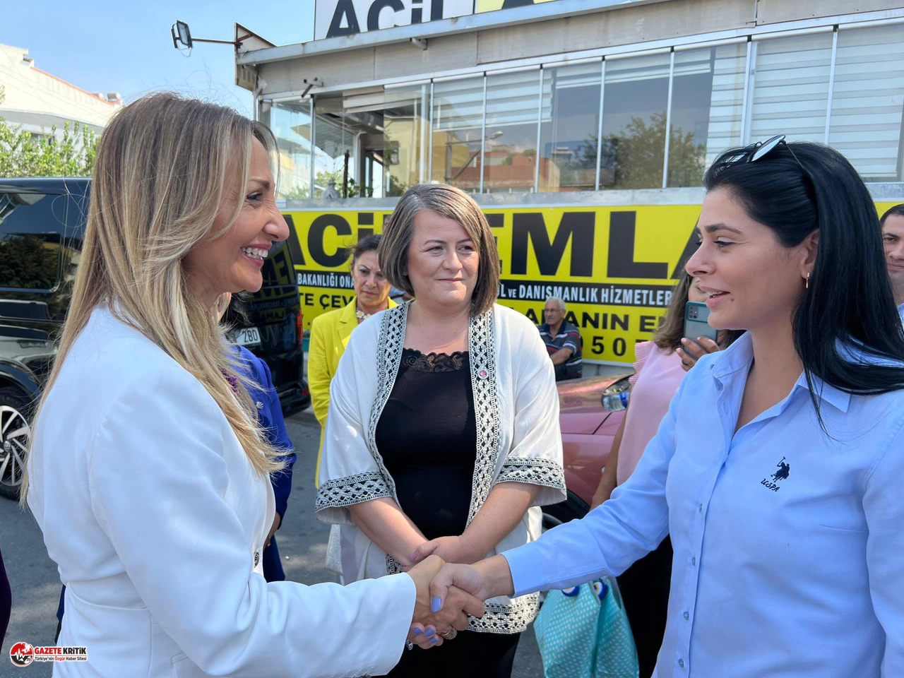 CHP'Lİ  NAZLIAKA İZMİR’DE DARP EDİLEN OTOBÜS ŞOFÖRÜ BURÇİN AKÇA’YI ZİYARET ETTİ