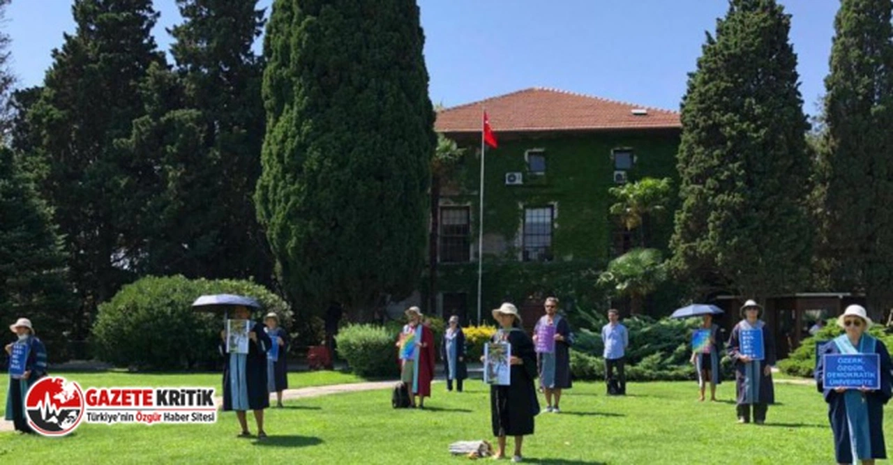 Boğaziçi Üniversitesi akademisyenleri 437'nci kez sırtlarını rektörlüğe döndü