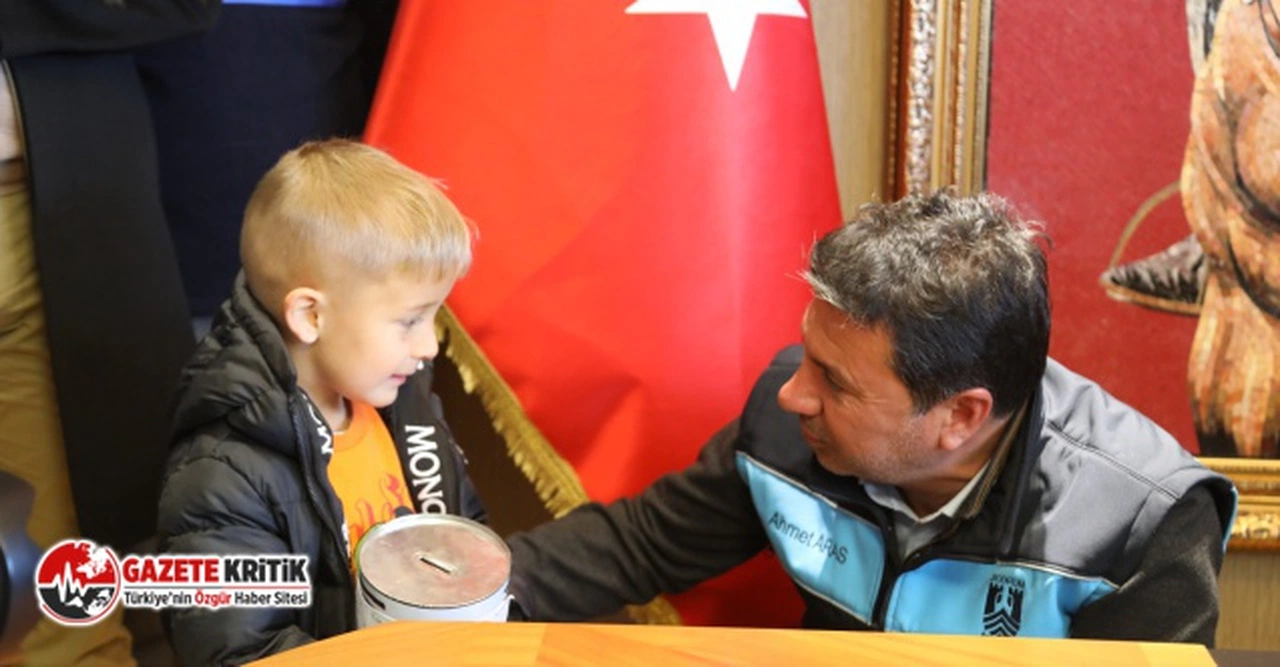 5 yaşındaki Ege, depremzede çocuklara oyuncak alınması için kumbarasını Bodrum Belediye Başkanı Ahmet Aras'a verdi