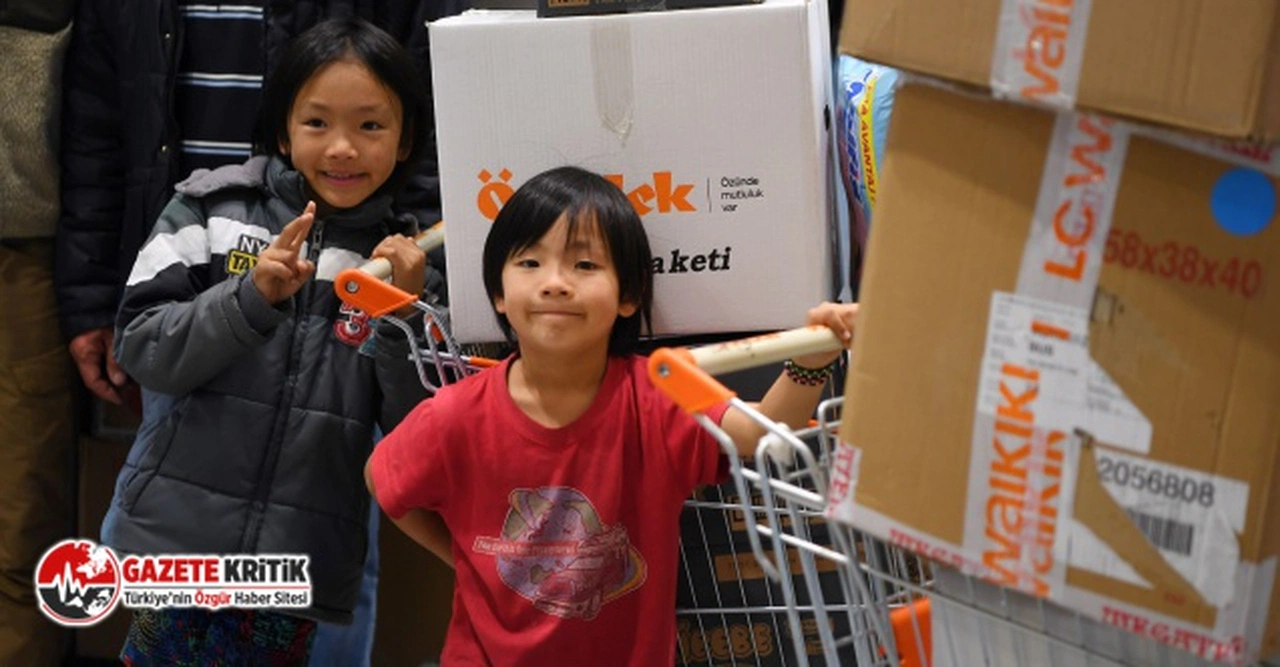 Japon aile, Konyaaltı Belediyesi'nin sosyal marketine depremzedeler için yardımd bulundu