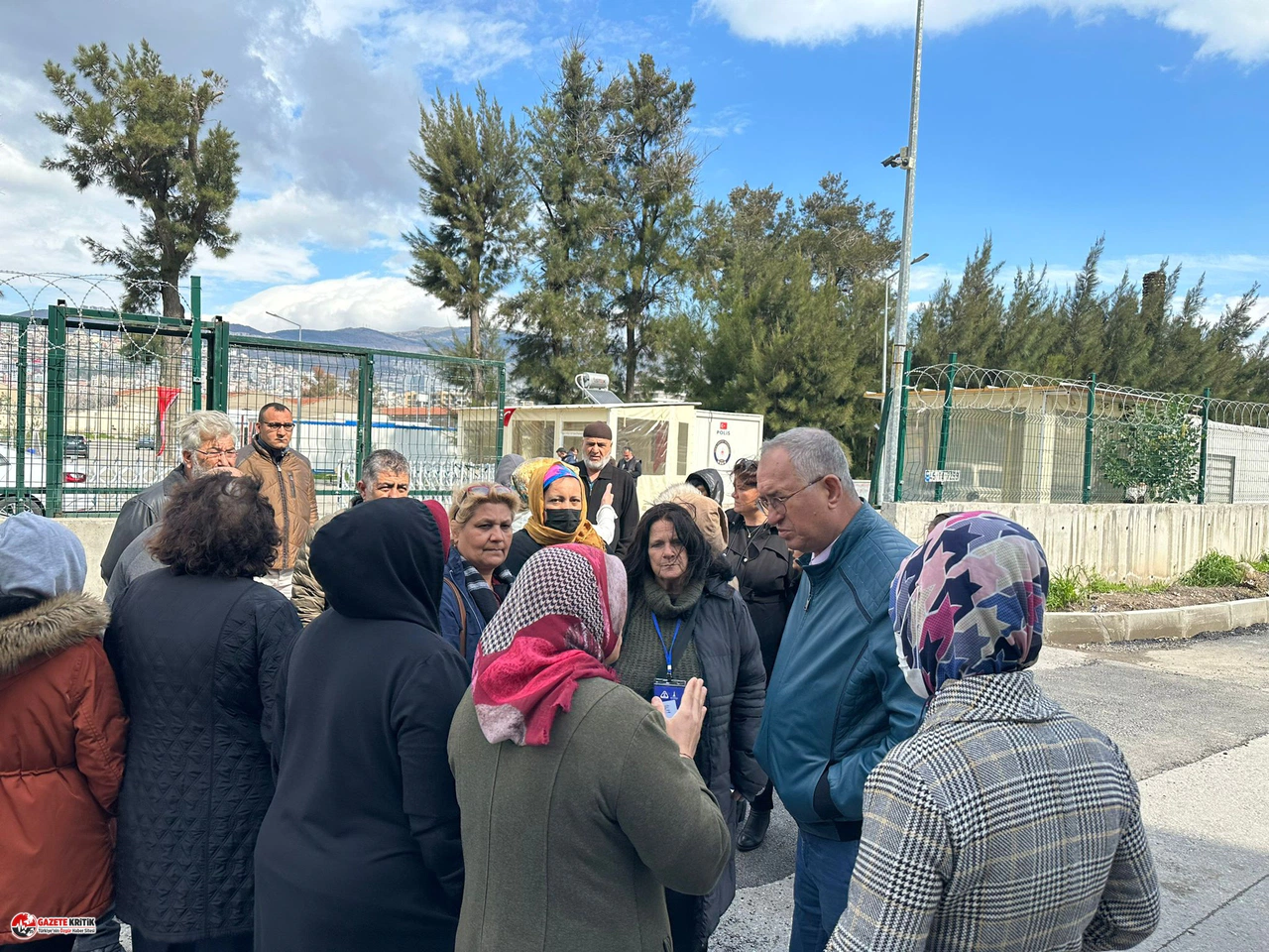 CHP İzmir Milletvekili Sertel, sokağa atılan depremzedelerle bir araya geldi