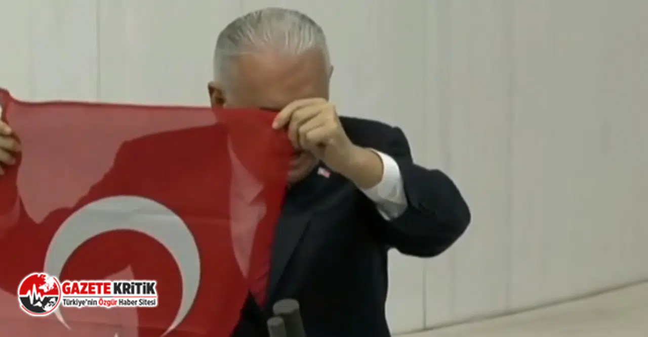 Binali Yıldırım İstiklâl Marşı'nı kağıda bakarak yanlış okudu