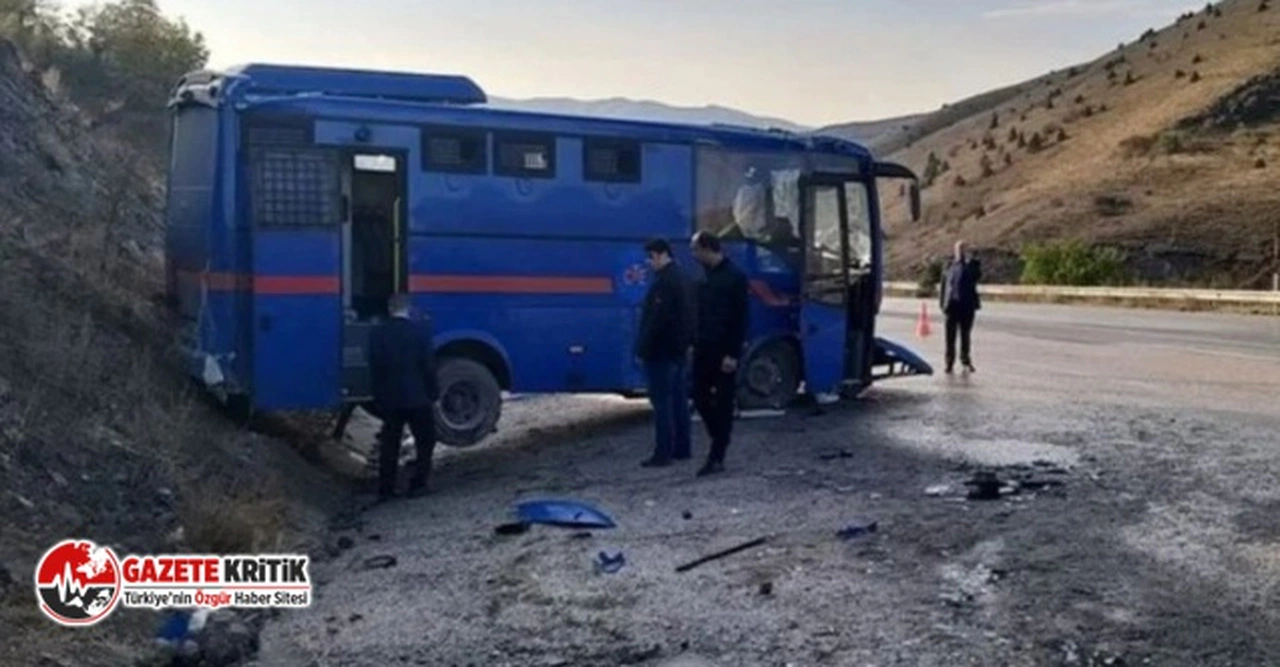 Cezaevi nakil aracı TIR ile çarpıştı: 6'sı asker 9 yaralı
