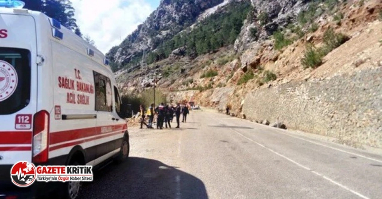 Üzerine kaya devrilen araçtaki 4 öğretmen hayatını kaybettti