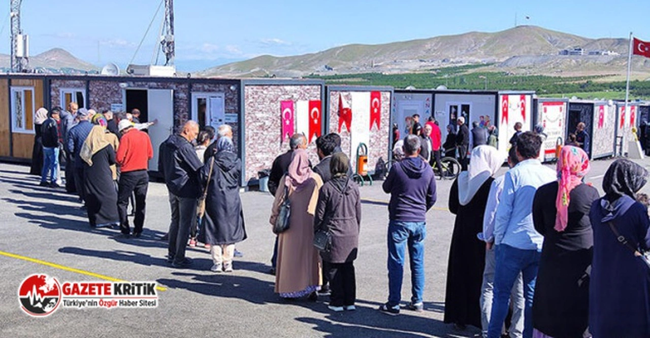 Depremzede seçmenler konteynerde oy kullanıyor