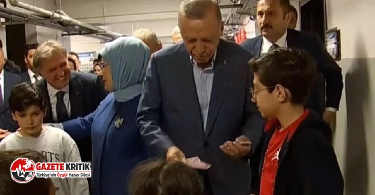 Erdoğan oy kullandığı okulda çocuklara para dağıttı