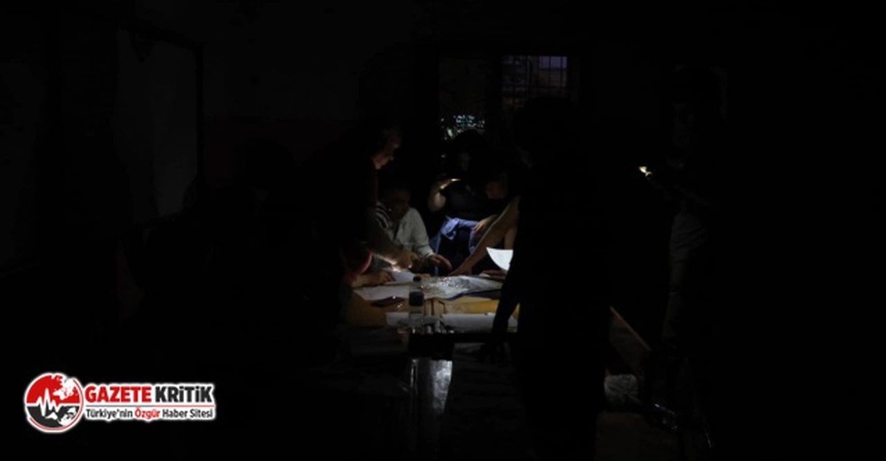 Sandıklar kapandı, elektrik gitti: Telefon ışığında oy sayılıyor