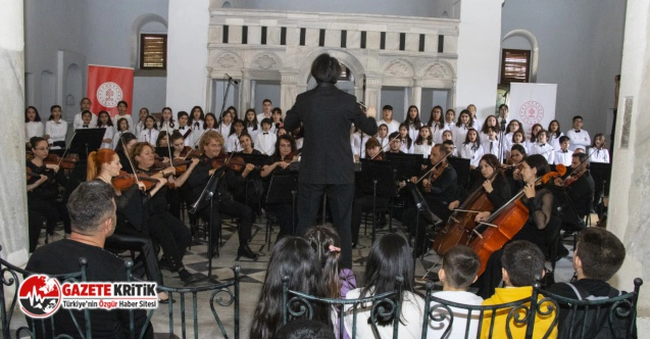 Tarsus'ta önce tarihi gezi sonra çocuk şarkıları konseri