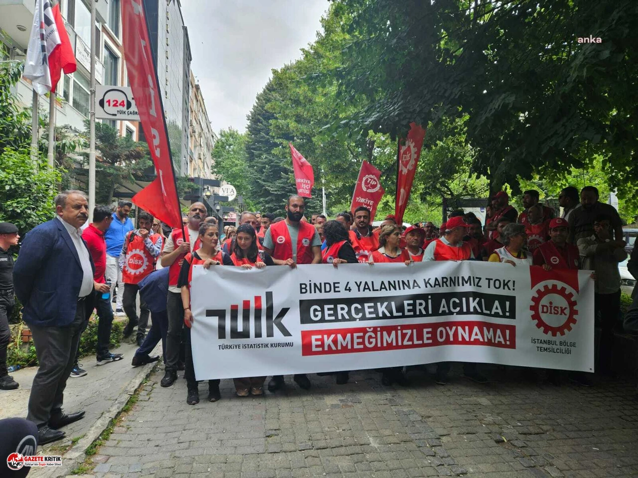 DİSK'ten TÜİK önünde açıklama: Hukuka uygun davranın gerçekleri açıklayın