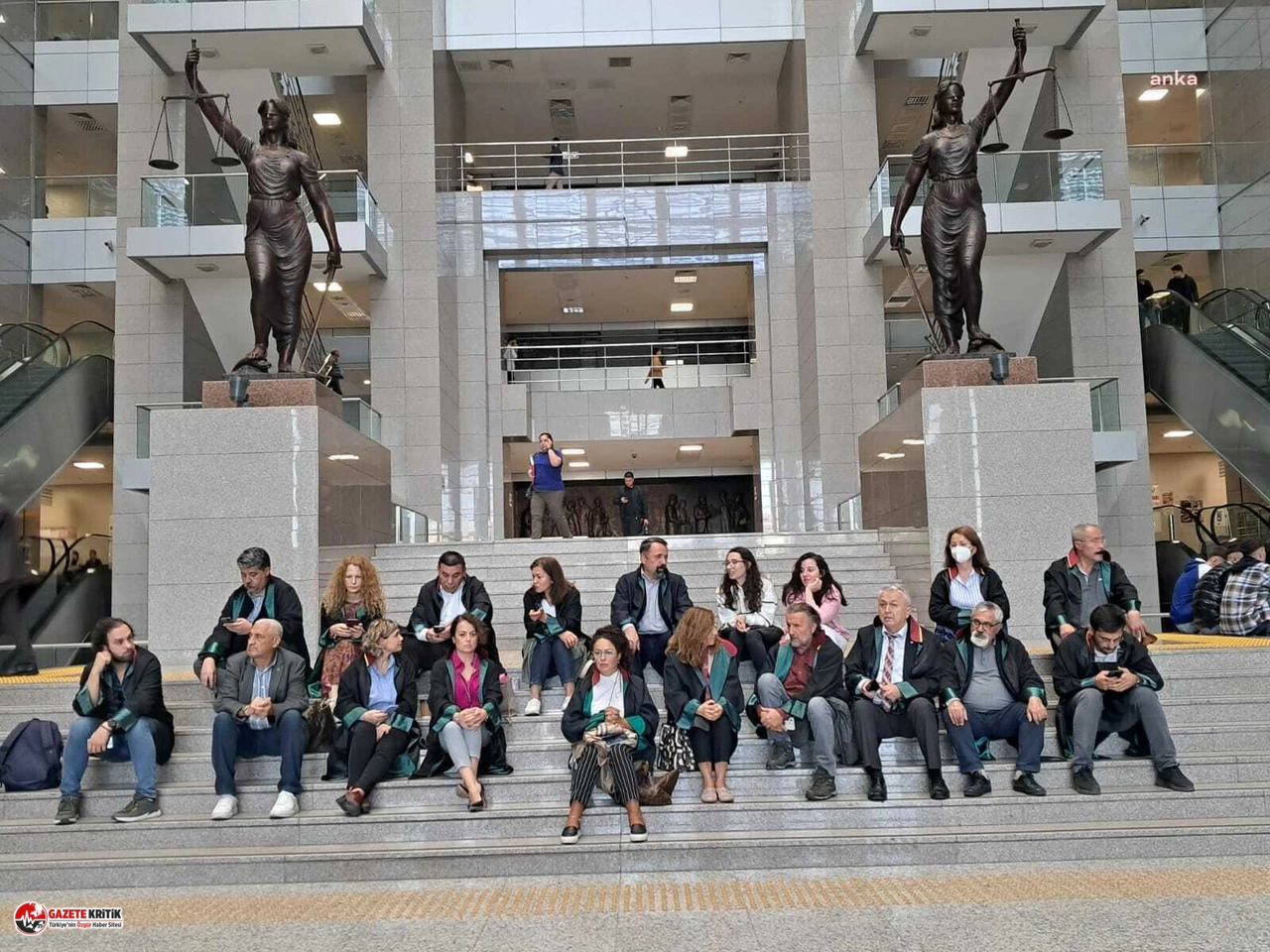 Avukatlar, Can Atalay için İstanbul Adliyesi'nde dün başlattıkları oturma eylemine devam ediyor