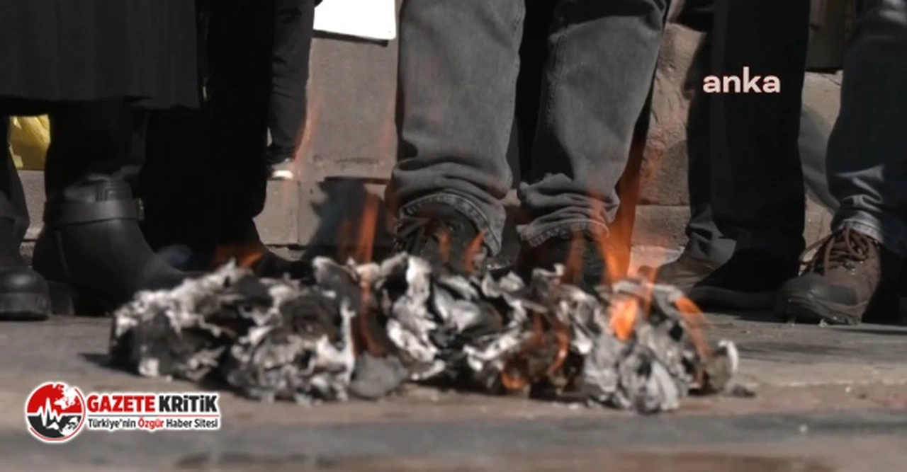 Emekliler, maaşlarının azlığını ödeyemedikleri faturalarını yakarak protesto etti