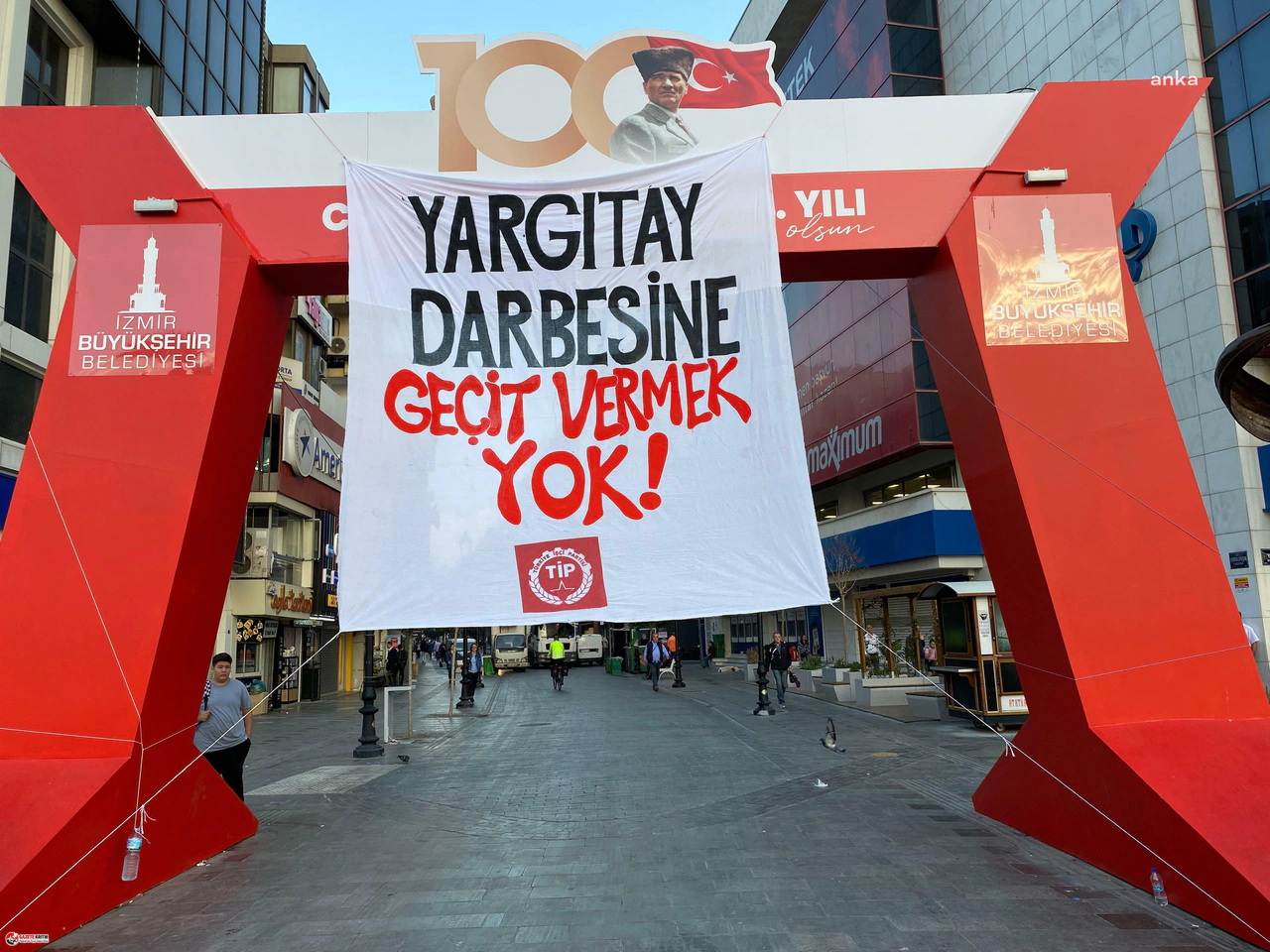 TİP İZMİR’DEN DEV PANKART: “YARGITAY DARBESİNE GEÇİT VERMEK YOK”