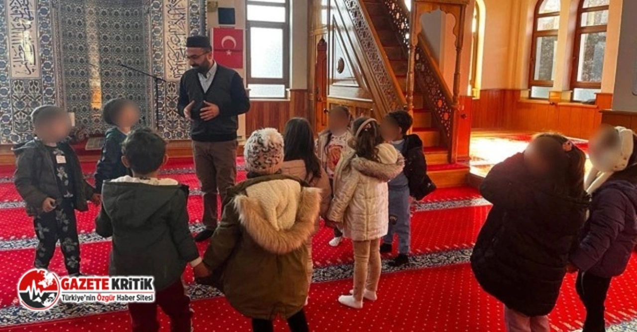 Anaokulu öğrencileri camiye götürüldü, lokum dağıttırıldı