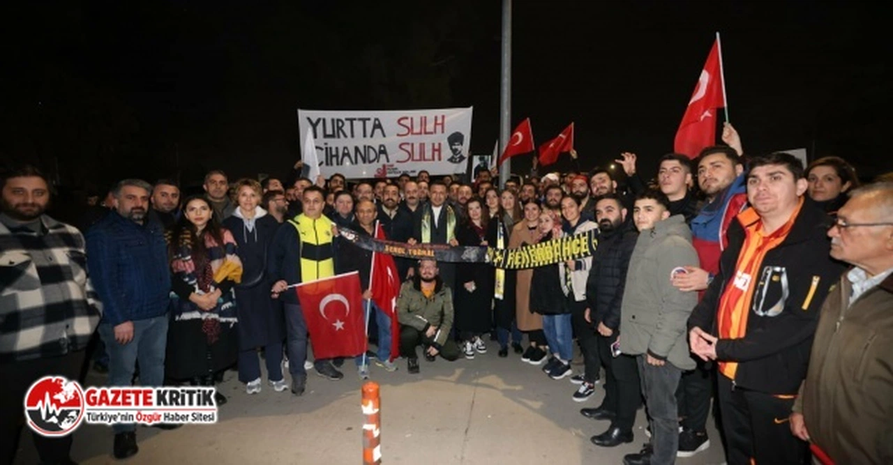 CHP İstanbul İl Örgütü, Suudi Arabistan'da oynamadan dönen Fenerbahçe ve Galatasaray'ı havalimanlarında karşıladı