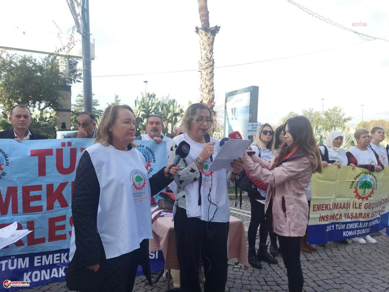 İzmir'de emekliler maaşlarını protesto etti: "Düşün artık bizlerin de memleketin de sırtından”