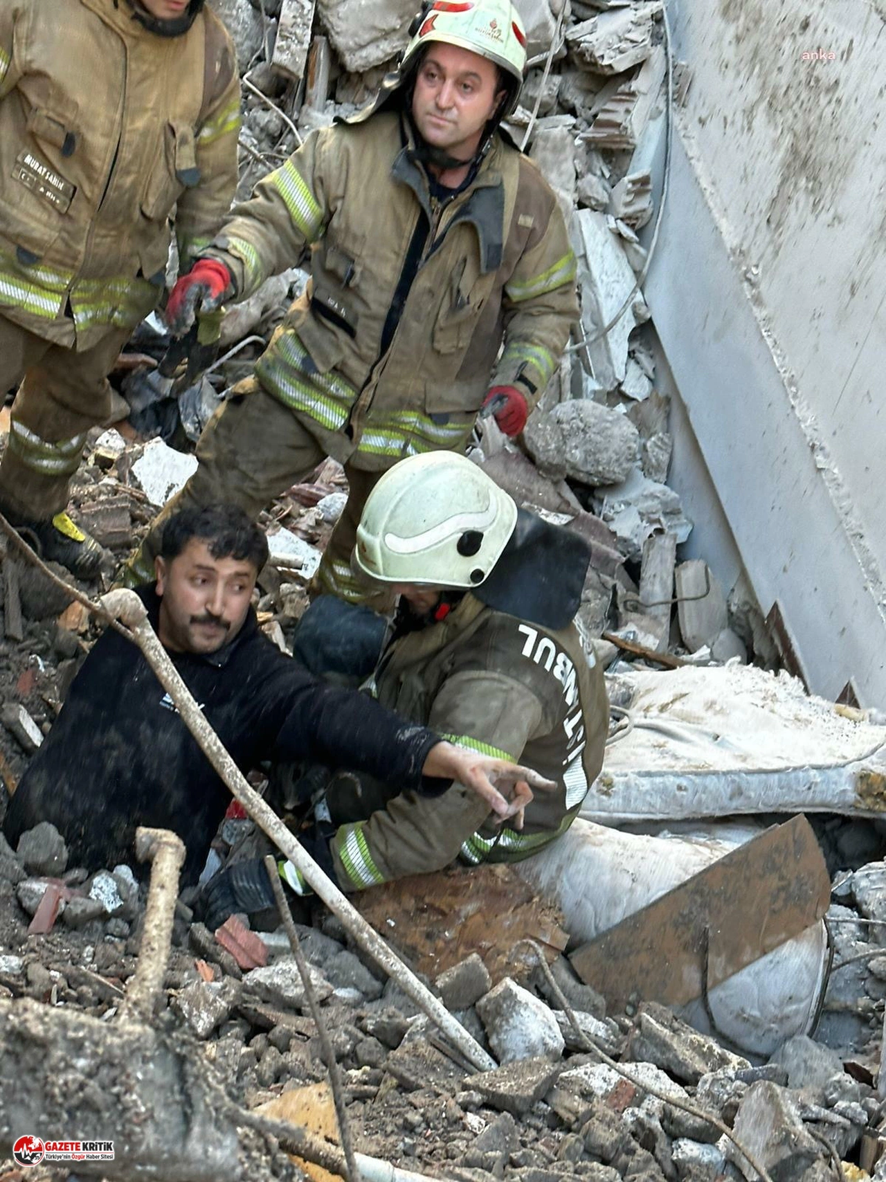 Kadıköy'de bina çöktü: Bir işçi enkaz altında kaldı!