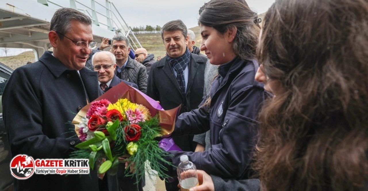 CHP Genel Başkanı Özgür Özel Tunceli'de çiçekle karşılandı