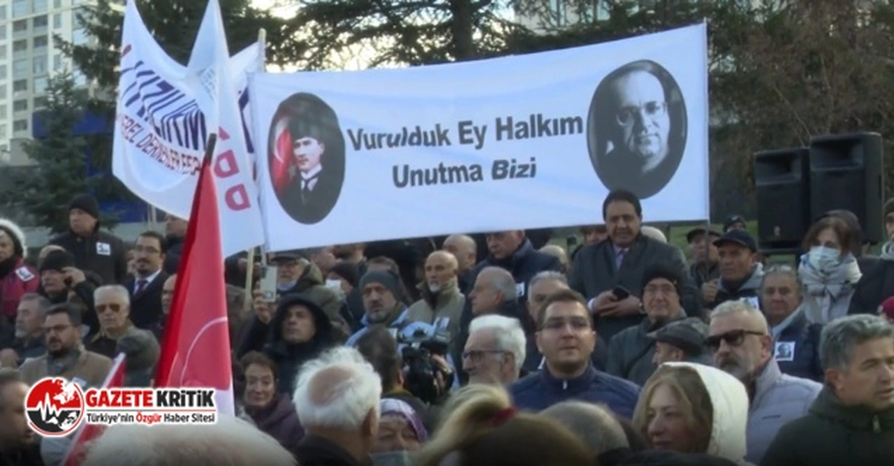 GAZETECİ YAZAR UĞUR MUMCU KATLEDİLMESİNİN 31’İNCİ YILDÖNÜMÜNDE EVİNİN ÖNÜNDE ANILDI