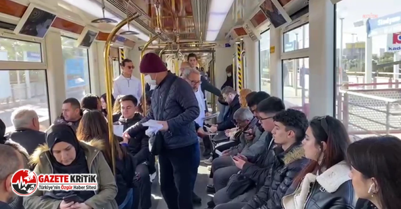 İzmir'de emekliler, maaş zamlarını metroda bildiri dağıtarak protesto etti