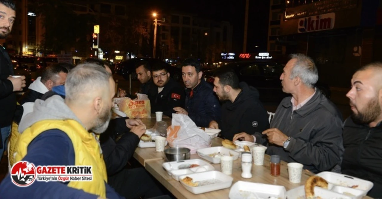 CHP Bayraklı Adayı İrfan Önal taksicilerle sahurda buluştu