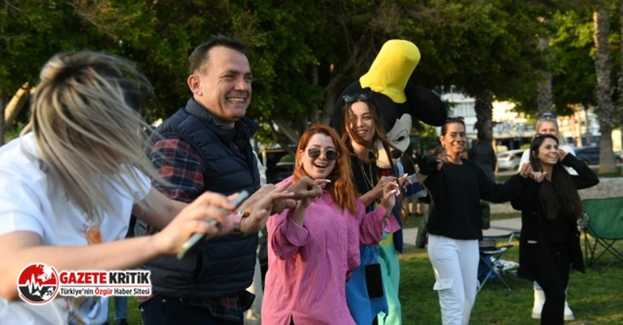 Mersin Yenişehir Belediye Başkanı Abdullah Özyiğit gençlerle şarkı söyledi, horon oynadı