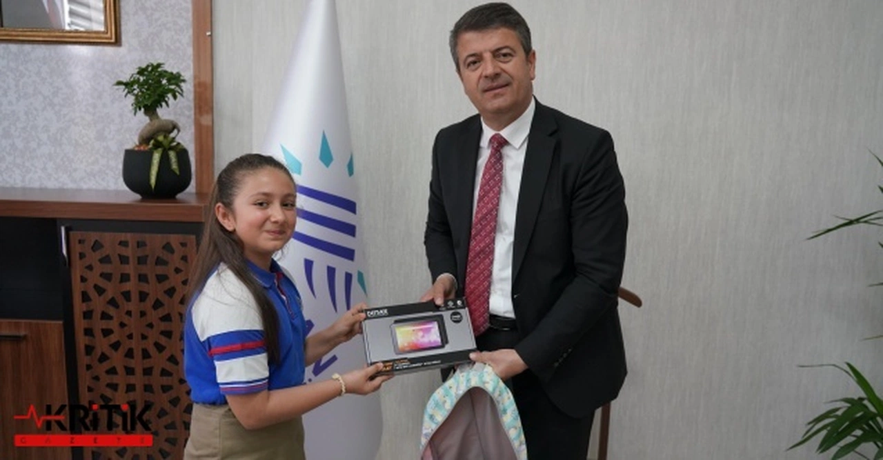 Adıyaman Belediye Başkanı Tutdere’nin koltuğuna oturan depremzede çocuk çiçek gibi Adıyaman istedi