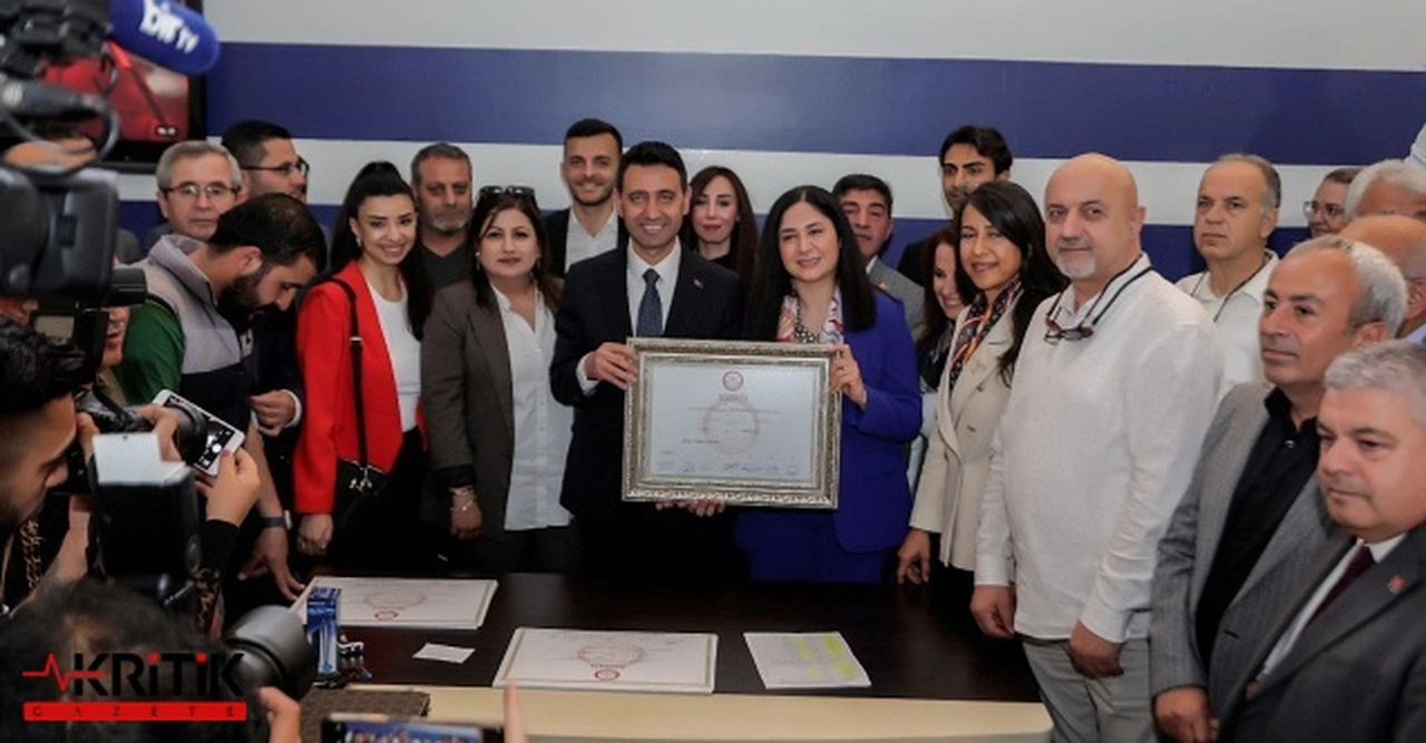 Bayraklı’da Başkan İrfan Önal mazbatasını aldı:“Az uyuyup, çok çalışacağız”