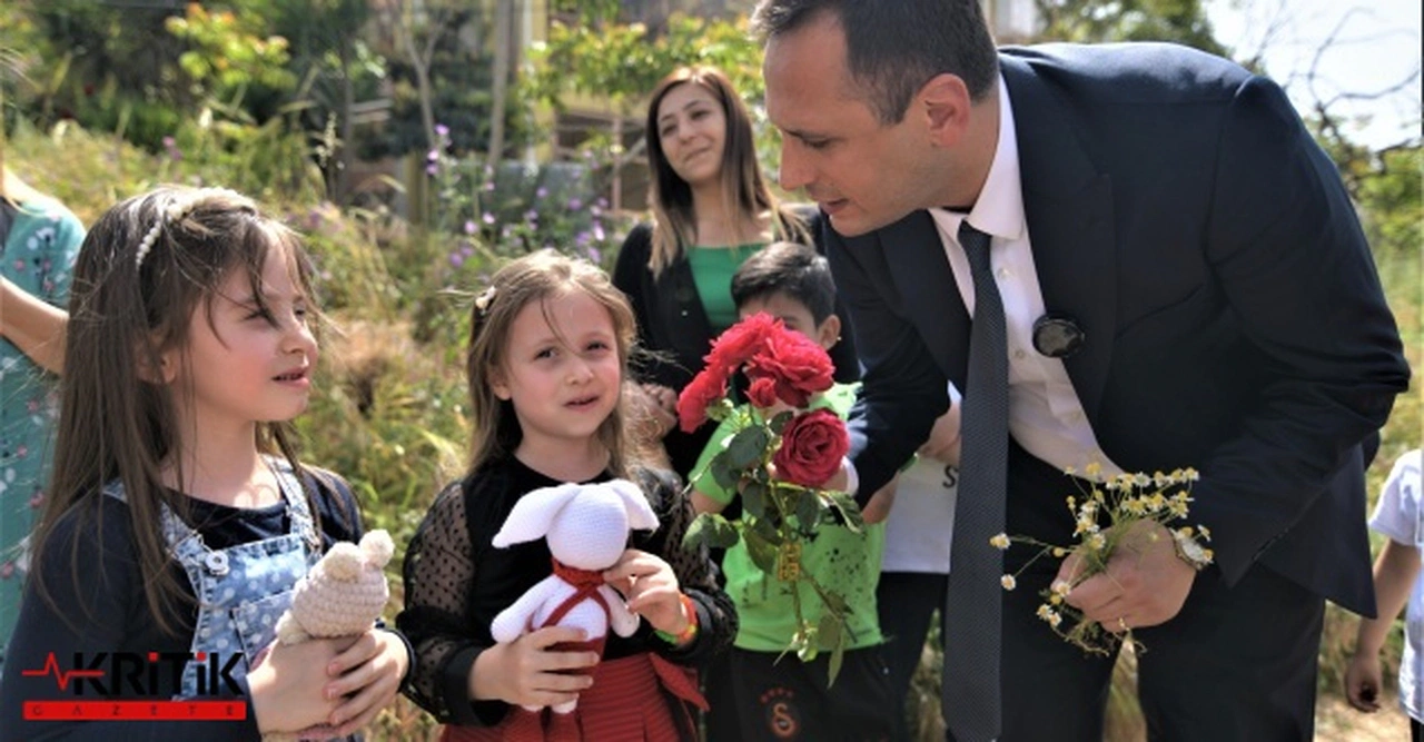 Bornova Belediye Başkanı Ömer Eşki, 23 Nisan'da çocukları oyuncaklarla mutlu etti