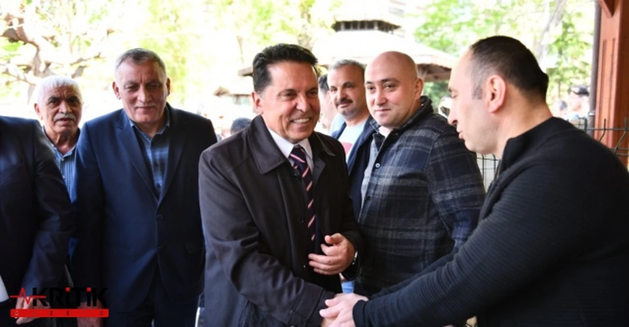 Esenyurt Belediye Başkanı Ahmet Özer, vatandaşlarla bayramlaştı