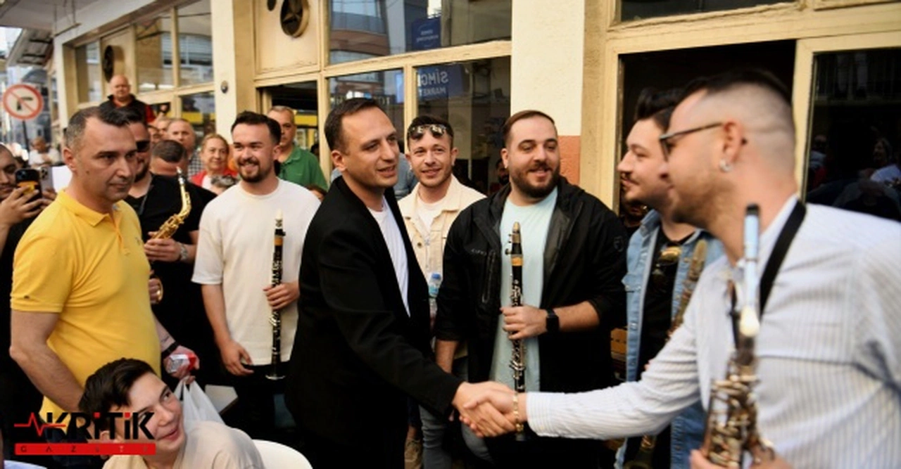 Balkan kökenli İzmirliler Müzisyenler Kıraathanesi’nde sokak konseri düzenledi