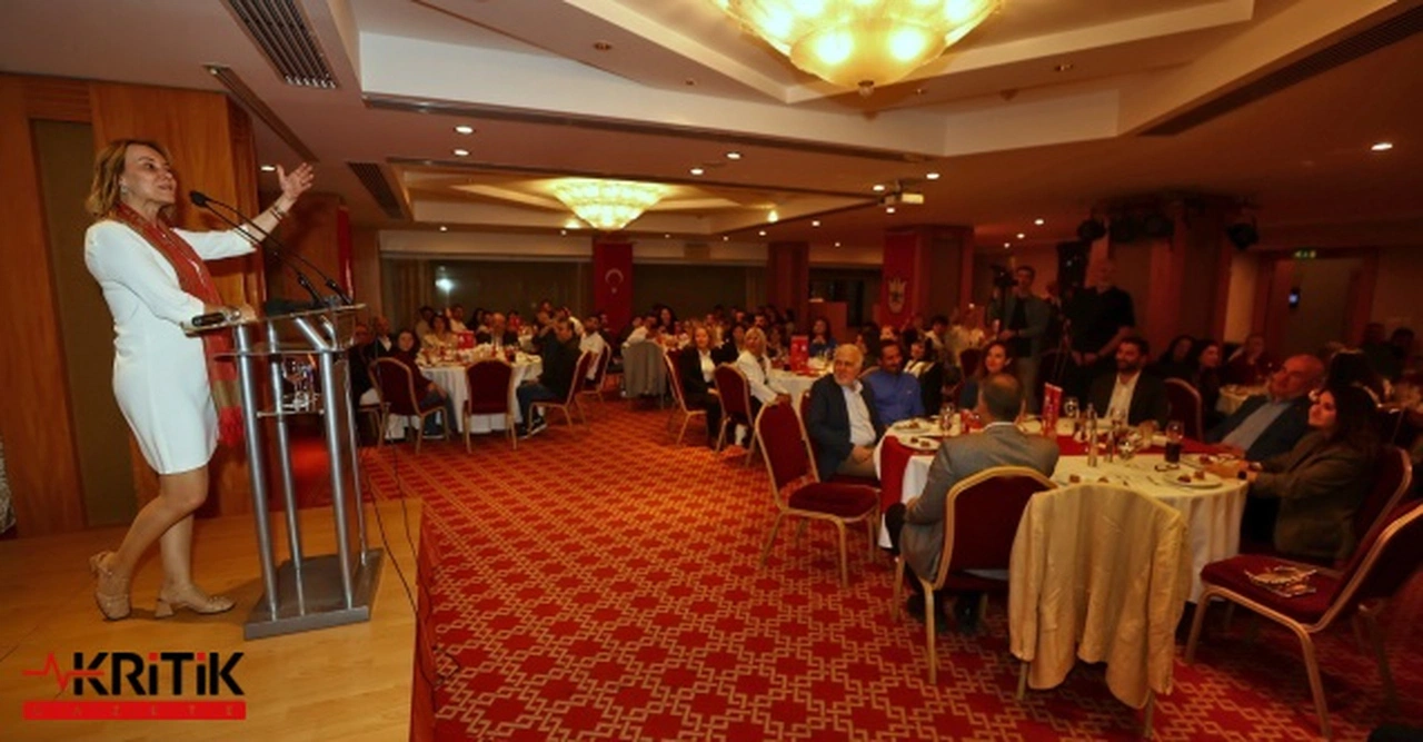 Konak Belediye Başkanı Nilüfer Mutlu iftarda örgütle, sahurda Romanlarla buluştu