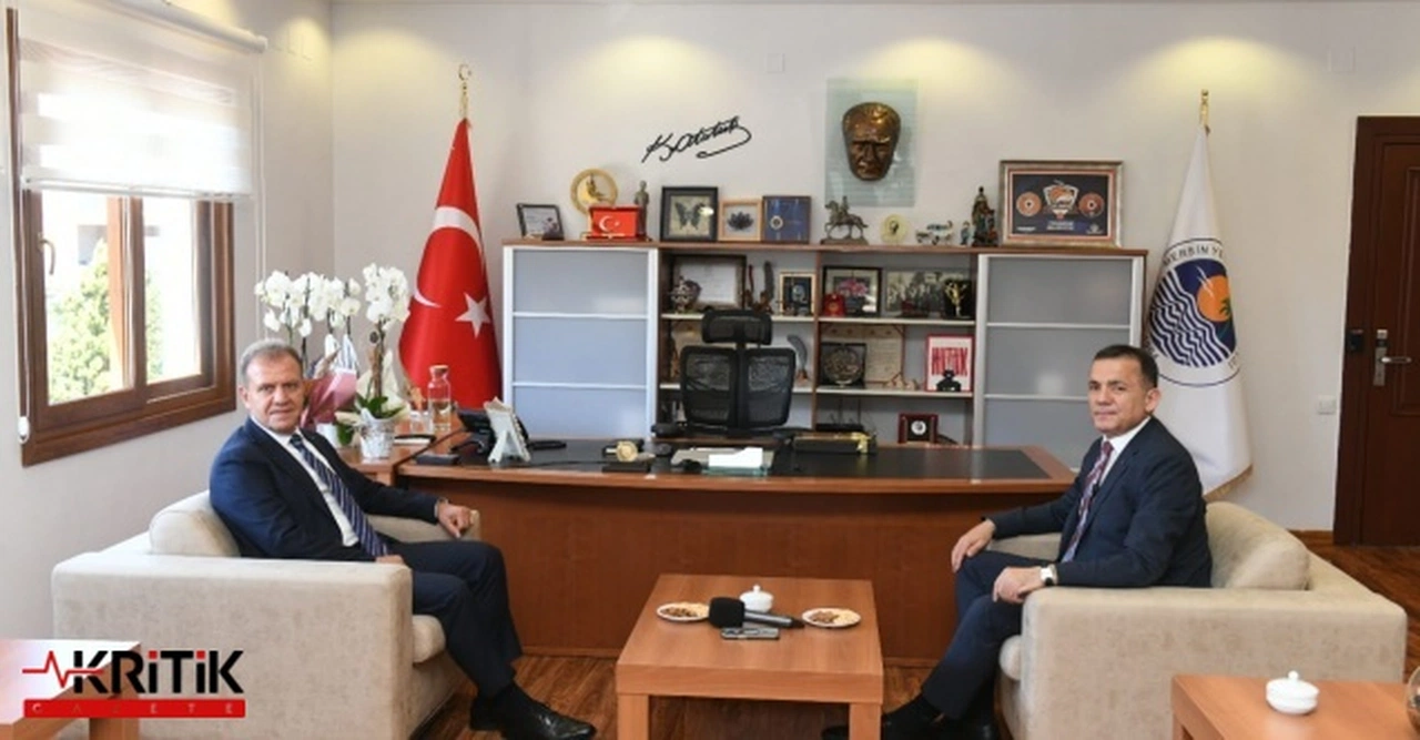 Mersin Büyükşehir Belediye Başkanı Vahap Seçer, Abdullah Özyiğit’e hayırlı olsun ziyaretinde bulundu