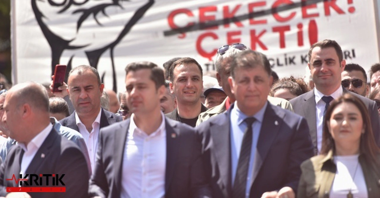 Bornova Belediye Başkanı Ömer Eşki, işçilerle yürüdü