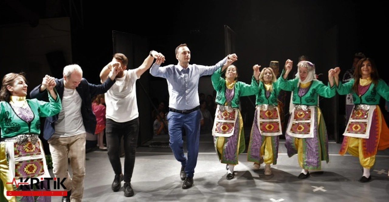 Bornovalı kursiyerlerden müzik ve dans şov