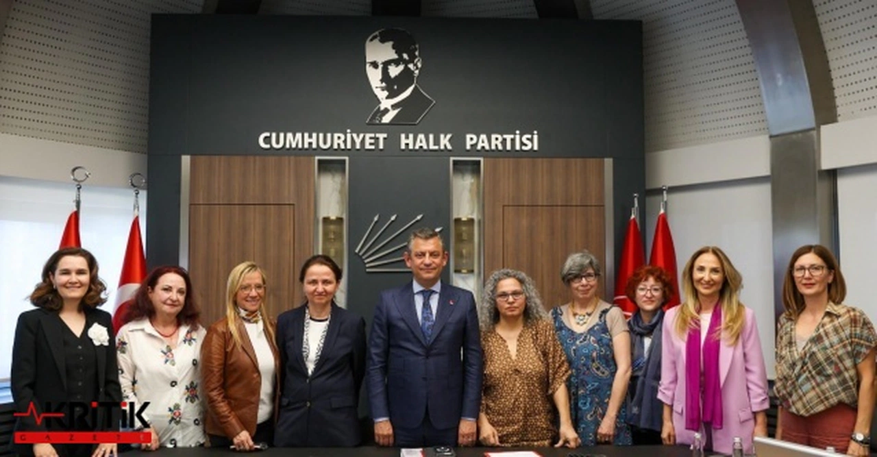CHP lideri Özgür Özel, Eşitlik İçin Kadın Platformu’nun (EŞİK) temsilcileriyle görüştü