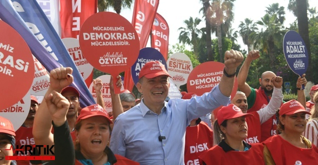 Mersin Yenişehir Belediye Başkanı Abdullah Özyiğit, 1 Mayıs’ta işçilerle yan yana yürüdü