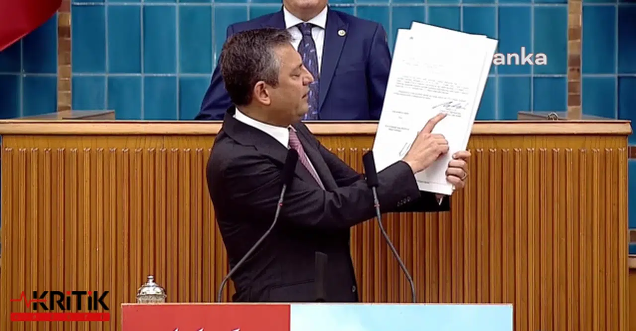 Özgür Özel, Murat Kurum'un ''olur'' verdiği ''ÇED olumlu'' raporunu gösterdi