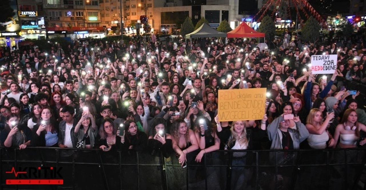 Rock grubu Redd İzmir Bornovalı hayranları ile buluştu