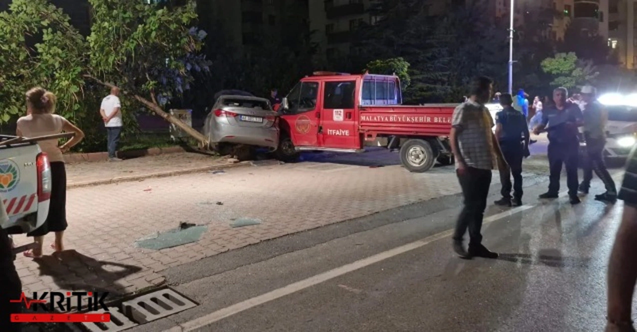 CHP Malatya İl Başkanı Barış Yıldız'ın otomobiline İtfaiye aracı çarptı