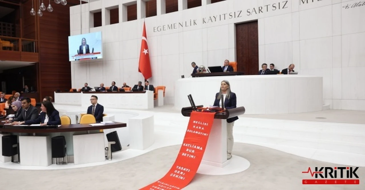 CHP TRABZON MİLLETVEKİLİ SUİÇMEZ TBMM'DE "MECLİSİ KANA BULAMAYIN" YAZILI KIRMIZI PANKART AÇTI!