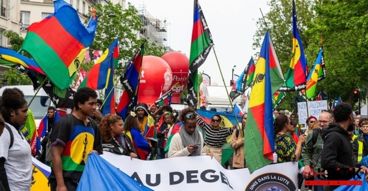 Fransa, sömürgesi Yeni Kaledonya'da sokağa çıkma yasağını uzattı