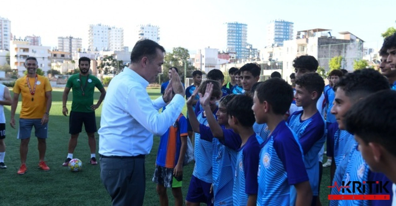 Mersin Yenişehir Belediye Başkanı Abdullah Özyiğit, şampiyon sporcularla buluştu