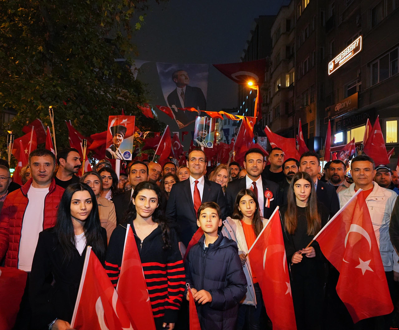 BEŞİKTAŞ, BEYOĞLU VE ŞİŞLİ BELEDİYE BAŞKANLARI CUMHURİYET'İ YURTTAŞLARLA BİRLİKTE KUTLADI