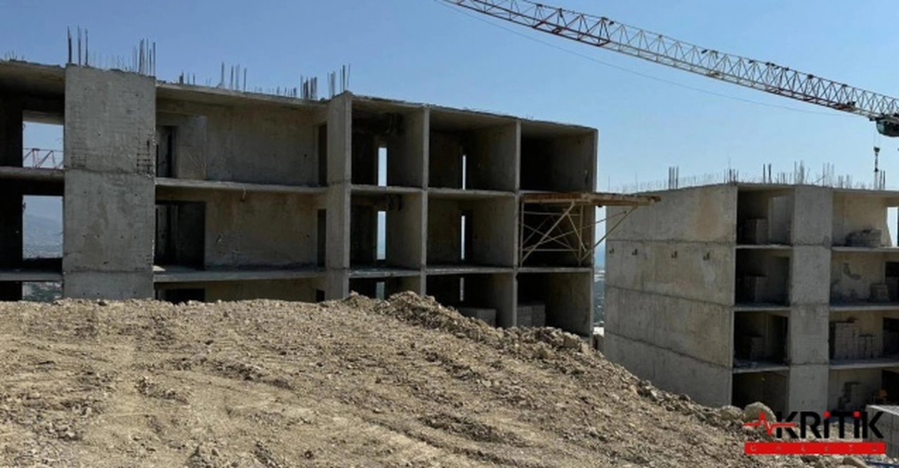 CHP'Lİ GÜZELMANSUR DİKKAT ÇEKTİ:HATAY’DAKİ İNŞAATLARDA HÂLÂ DEPREM ÖNCESİ İVMESİ KULLANILIYOR!