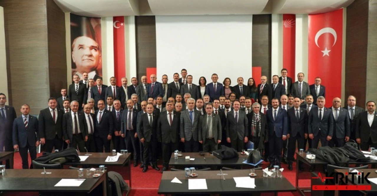 CHP'li 81 İl Başkanından Özgür Özel'e güvenoyu açıklaması: Kurultay'a ihtiyaç yok arkasındayız