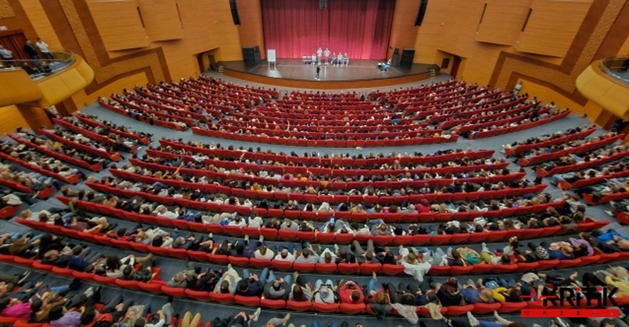 Mersin Yenişehir Belediyesi binlerce vatandaşı tiyatro ile buluşturdu
