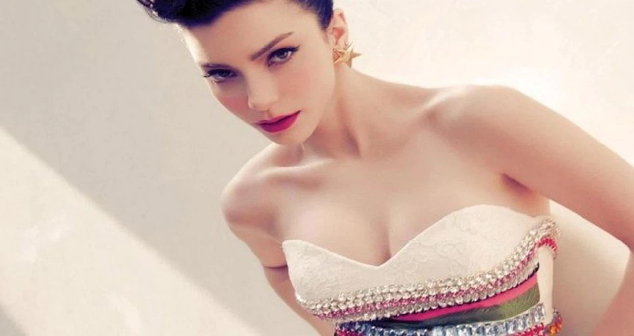 Merve Boluğur yaz geldi dedi deri ceket giydi!