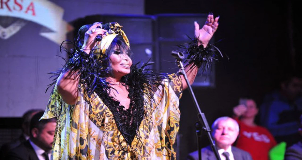 Bülent Ersoy sahnede Zeki Müren'i andı