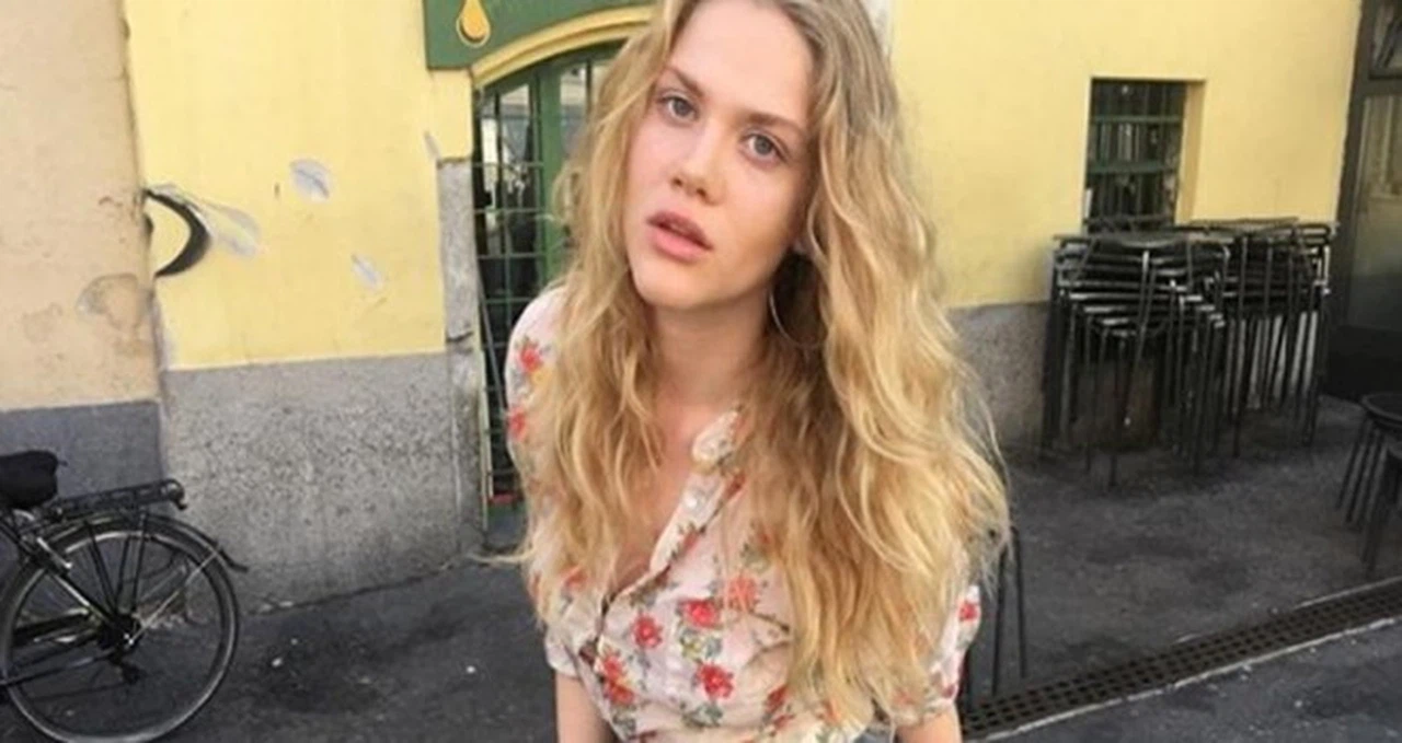 Bodrum Masalı'nın Alara'sı soyunup çimlere uzandı