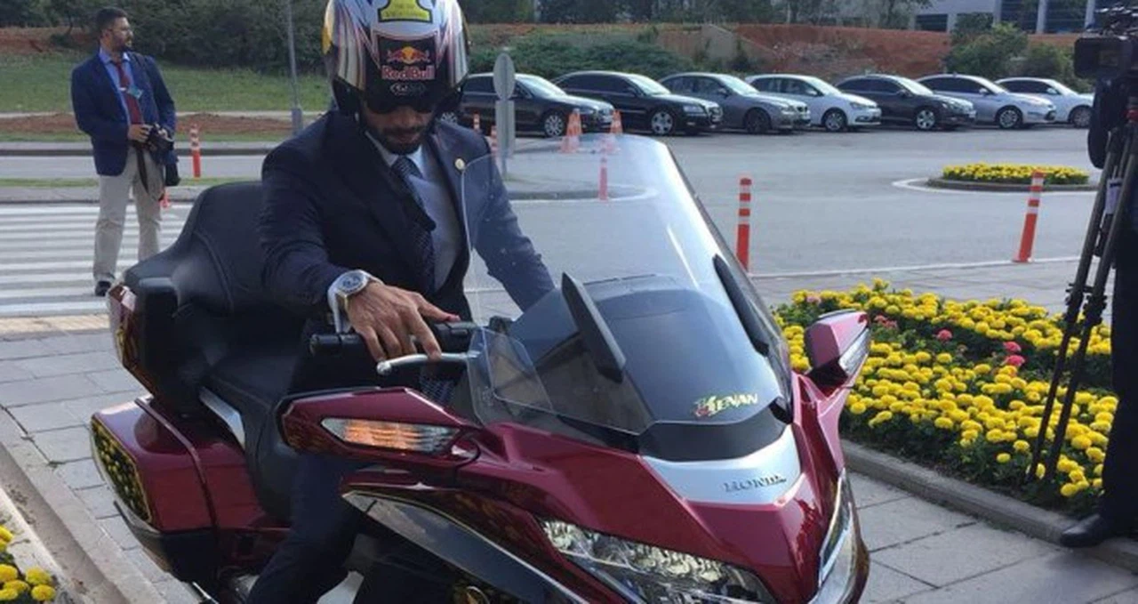 Kenan Sofuoğlu Meclis'e motorla geldi